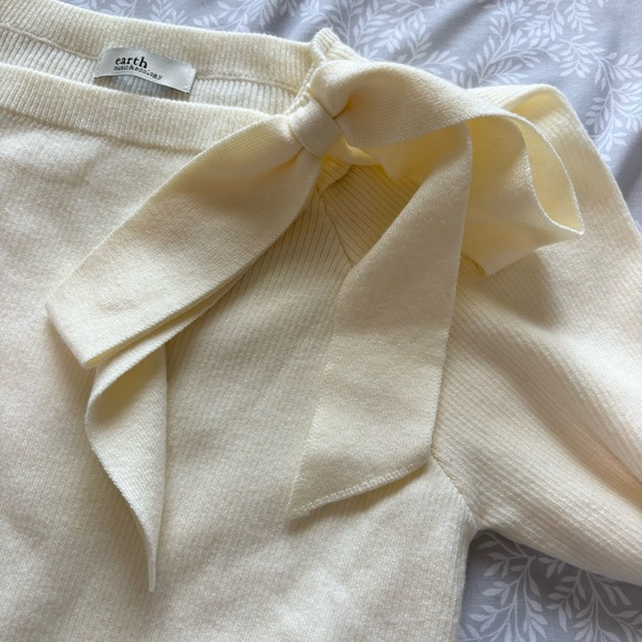 Cream Ribbon Shoulder Square Neck Sweater - Picture 7 of 11